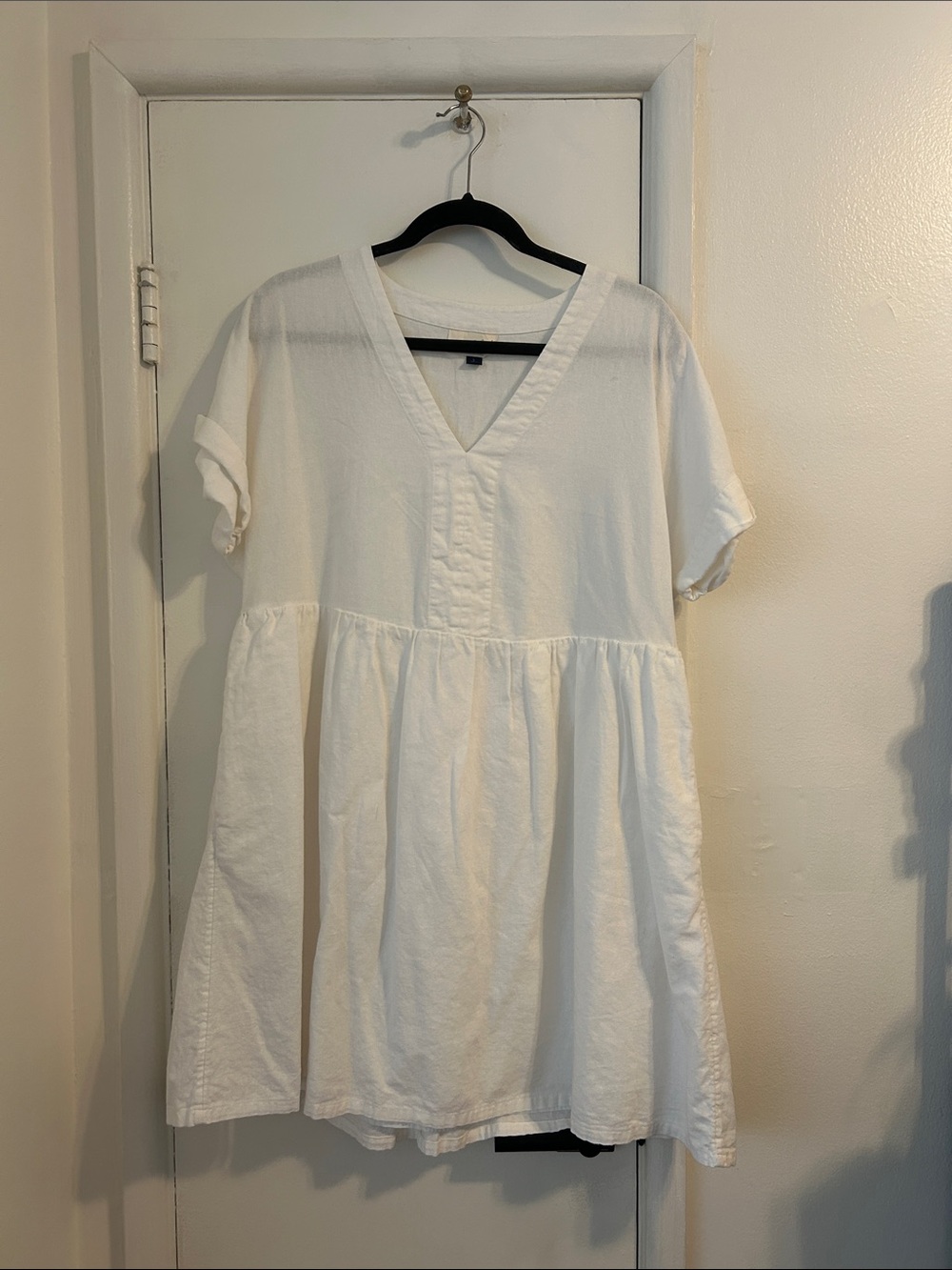 Universal Thread White V-Neck Short Sleeve Shirt